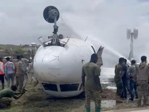 Mendarat Darurat! Ini Penampakan Pesawat Telentang di Somalia