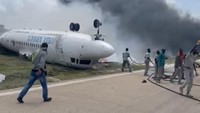 Begini penampakan pesawat yang terlihat tengkurap usai tergelincir di Mogadishu, Somalia, Senin (18/7/2022).