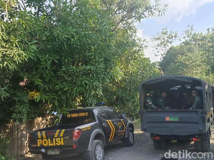 Suasana di dekat lokasi jatuhnya pesawat tempur T-50i Golden Eagle TT-5009 di Desa Nginggil, Kradenan, Blora, Selasa (19/7/2022).