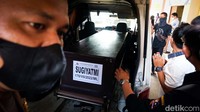 Jenazah korban kecelakaan maut di Cibubur ini kemudian akan dimakamkan pihak keluarga.