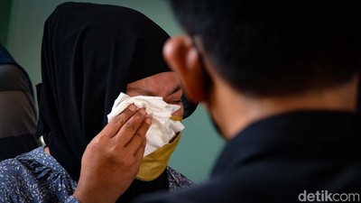 Suasana Haru Iringi Serah Terima Jenazah Kecelakaan Maut Cibubur