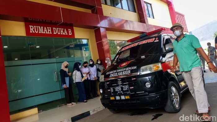 Jenazah korban kecelakaan maut yang melibatkan truk tangki Pertamina di Cibubur telah diserahkan ke keluarga di RS Polri Kramatjati. Jenazah kemudian akan dimakamkan.