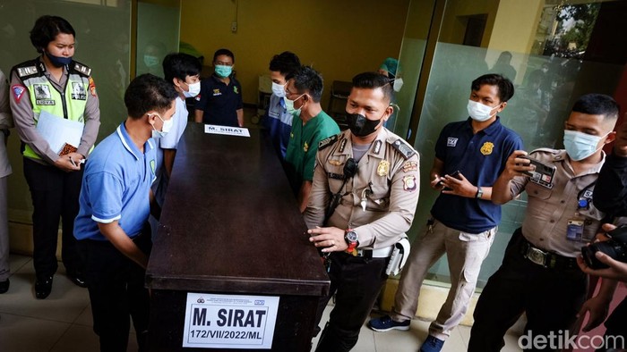 Suasana Haru Iringi Penyerahan Jenazah Kecelakaan Maut Cibubur Jenazah korban kecelakaan maut yang melibatkan truk tangki Pertamina di Cibubur telah diserahkan ke keluarga di RS Polri Kramatjati. Jenazah kemudian akan dimakamkan.