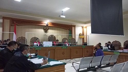 Suasana sidang korupsi DID Tabanan tahun anggaran 2018 dengan agenda pemeriksaan saksi gabungan untuk Terdakwa Ni Putu Eka Wiryastuti dan Dewa Nyoman Wiratmaja, Selasa (19/7/2022).