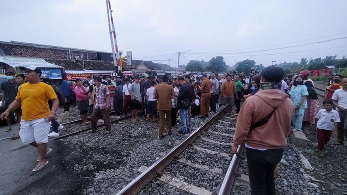 Tabrakan di perlintasan kereta di perlintasan di Labuhan Ratu, Kedaton, Bandar Lampung. (foto: Tommy)