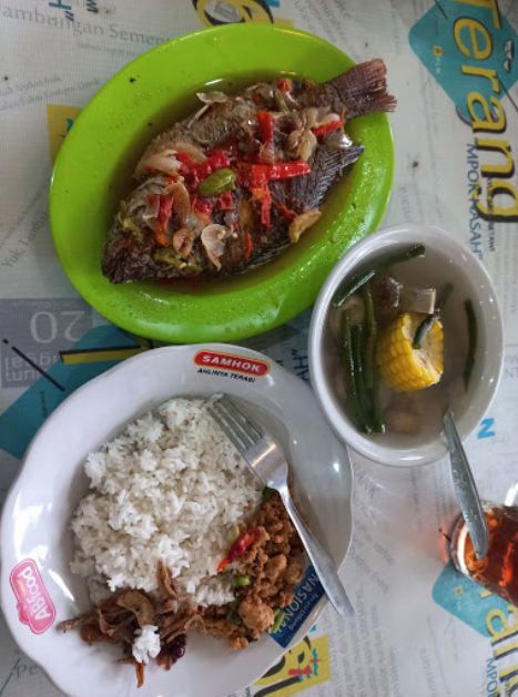 Tempat makan sayur asem enak di Jakarta buat makan siang.