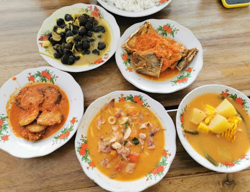 Tempat makan sayur asem enak di Jakarta buat makan siang.