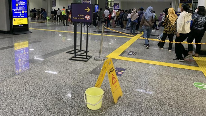 Titik atap bocor di Stasiun Manggarai, Jakarta, Selasa (19/7/2022).