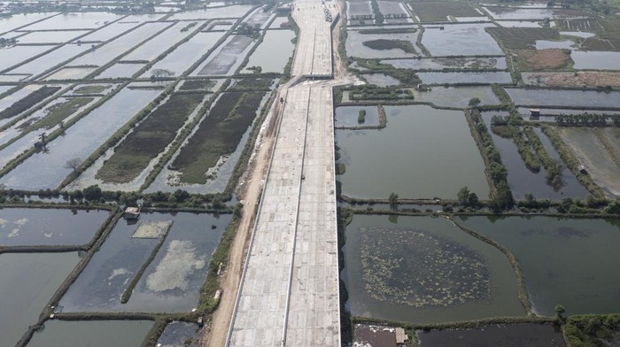 Tol Cibitung-Cilincing Seksi 4 Dibangun Membentang di Tengah Persawahan Foto udara proyek pembangunan Jalan Tol Cibitung-Cilincing (JTCC) seksi 4 di Marunda, Cilincing, Jakarta Utara, Selasa (19/7/2022). Kementerian Pekerjaan Umum dan Perumahan Rakyat (PUPR) bersama Badan Usaha Jalan Tol (BUJT) berupaya menyelesaikan ruas Tol Cibitung-Cilincing sepanjang 34,77 kilometer tersebut yang merupakan salah satu Proyek Strategis Nasional (PSN) dan progresnya mencapai 71,79 persen. ANTARA FOTO/M Risyal Hidayat/rwa.