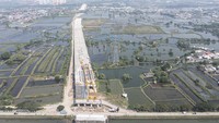 Jalan tol baru ini bakal mendukung akses logistik menuju Pelabuhan Tanjung Priok di Jakarta Utara hingga kawasan industri di sekitarnya. Jalan tol juga akan terhubung dengan Jalan Tol Cimanggis-Cibitung.  