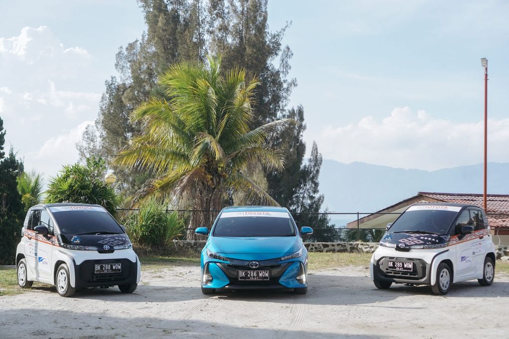 Toyota memperluas jangkauan EV Smart Mobility Project dengan mengadakan kegiatan popularisasi ekosistem kendaraan listrik di kawasan wisata Danau Toba, Sumatera Utara.