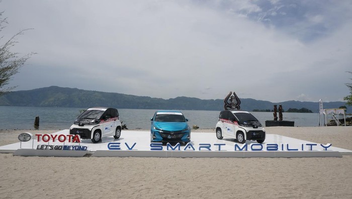 Toyota memperluas jangkauan EV Smart Mobility Project dengan mengadakan kegiatan popularisasi ekosistem kendaraan listrik di kawasan wisata Danau Toba, Sumatera Utara.