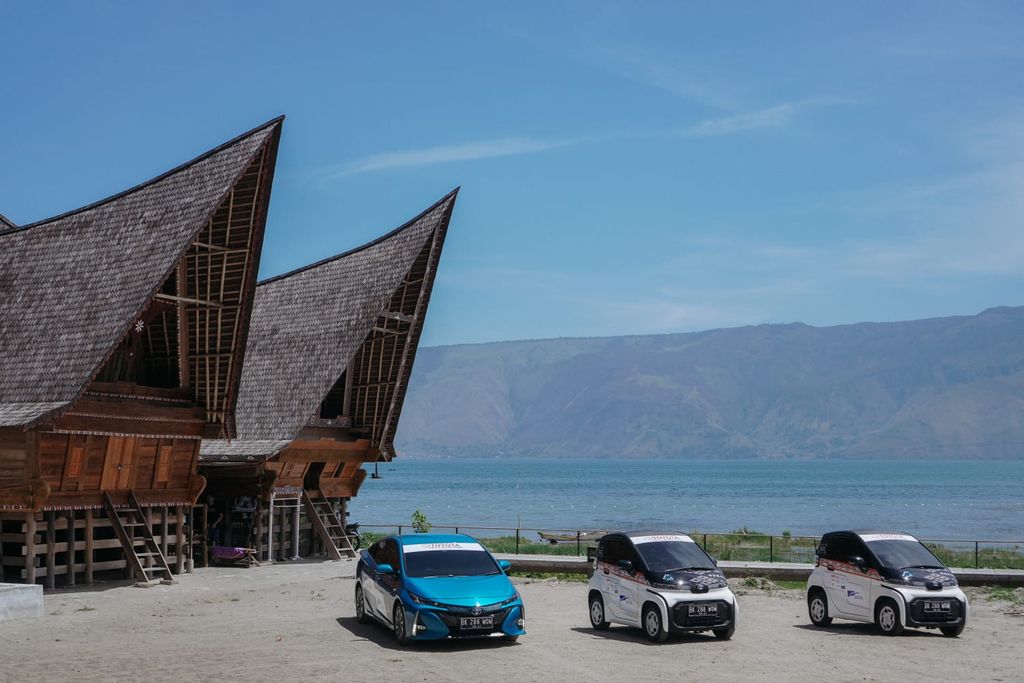 Toyota memperluas jangkauan EV Smart Mobility Project dengan mengadakan kegiatan popularisasi ekosistem kendaraan listrik di kawasan wisata Danau Toba, Sumatera Utara.