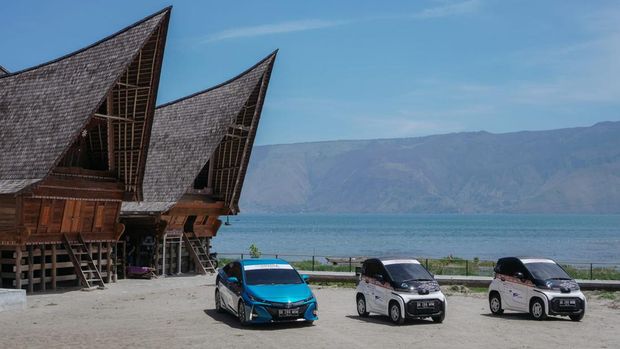 Toyota memperluas jangkauan EV Smart Mobility Project dengan mengadakan kegiatan popularisasi ekosistem kendaraan listrik di kawasan wisata Danau Toba, Sumatera Utara.