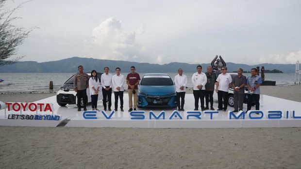Toyota memperluas jangkauan EV Smart Mobility Project dengan mengadakan kegiatan popularisasi ekosistem kendaraan listrik di kawasan wisata Danau Toba, Sumatera Utara.
