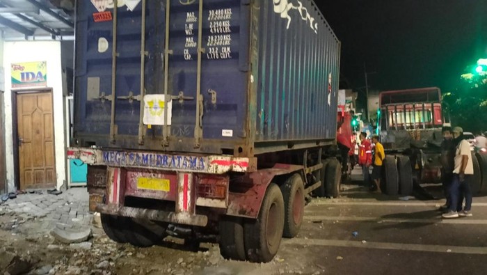 truk kontainer tabrak motor dan rumah