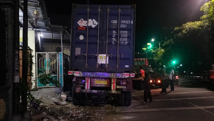 truk kontainer tabrak motor dan rumah