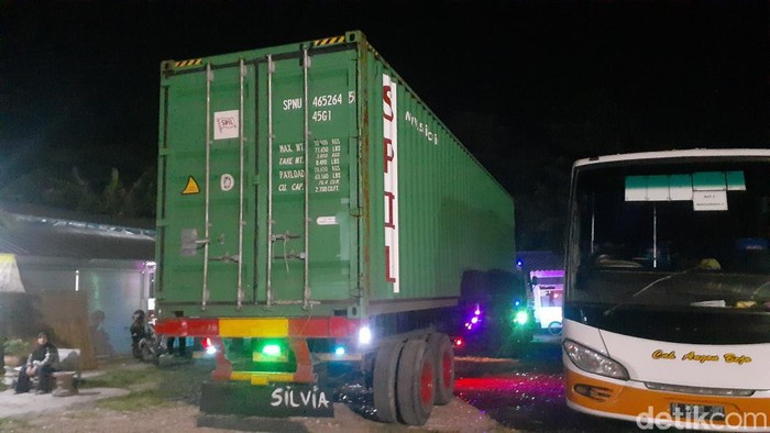 Truk kontainer usai dievakuasi ke Terminal Banyumanik, Semarang, Selasa (19/7/2022).