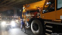 Petugas tampak mengatur arus lalu lintas di sekitar lokasi kecelakaan maut truk tangki pertamina.