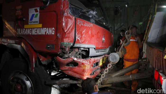 Truk Pertamina Maut di Cibubur yang Telan Banyak Korban Dievakuasi Truk tangki Pertamina yang menyeruduk sejumlah mobil dan motor di Jalan Transyogi Cibubur akhirnya berhasil dievakuasi petugas gabungan kepolisian dan Pemadam Kebakaran (Damkar). Ini potretnya.