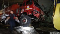 Saat evakuasi berlangsung menggunakan mobil derek, kendaraan yang menuju arah Cileungsi, Kabupaten Bogor, untuk sementara disetop. Antrean kendaraan terlihat mengular saat evakuasi berlangsung.