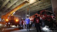 Saat evakuasi telah dinyatakan selesai, kendaraan menuju arah Cileungsi bisa kembali melintas dan diperbolehkan. Kendaraan nahas itu dipindahkan tak jauh dari lokasi awal kecelakaan lalu lintas. Belum diketahui truk tersebut akan dibawa ke mana.