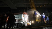 Diberitakan sebelumnya, sebuah truk Pertamina diduga mengalami rem blong hingga menabrak sejumlah pemotor dan mobil yang ada di lokasi. Kecelakaan terjadi pada Senin (18/7/2022) sore ini. Laporan terkini, sebanyak 10 orang tewas dalam kecelakaan yang terjadi di Jalan Transyogi itu. Dilaporkan juga ada 5 orang yang terluka akibat kecelakaan itu.