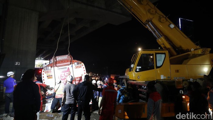 Truk tangki Pertamina yang menyeruduk sejumlah mobil dan motor di Jalan Transyogi Cibubur akhirnya berhasil dievakuasi petugas gabungan kepolisian dan Pemadam Kebakaran (Damkar). Ini potretnya.