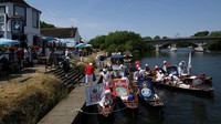 Swan Uppers menambatkan perahu mereka untuk beristirahat di pub The Swan selama sensus tahunan populasi angsa.