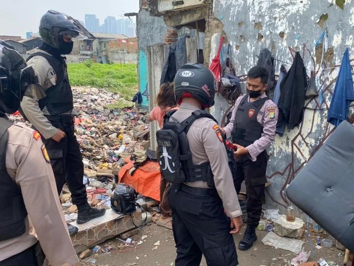 Upaya pembersihan peredaran narkoba di Kampung Boncos, Jakbar, terus dilakukan. Usai penggerebekan berkali-kali, polisi akan patroli setiap hari di sana. (Instagram @polres_jakbar)