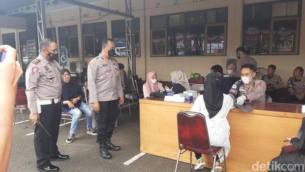 Vaksinasi booster di Mapolres Tasikmalaya.