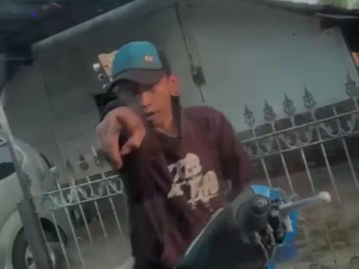 Video pengamen gebrak mobil di Malang