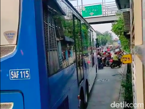 Video sejumlah pemotor menghindari razia di jalur TransJ viral di medsos. Para pemotor nekat putar balik hingga membongkar separator jalur TransJ (busway). (dok Pribadi/Yenny)