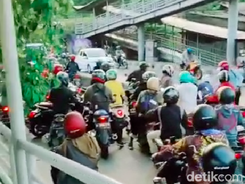 Video sejumlah pemotor menghindari razia di jalur TransJ viral di medsos. Para pemotor nekat putar balik hingga membongkar separator jalur TransJ (busway). (dok Pribadi/Yenny)