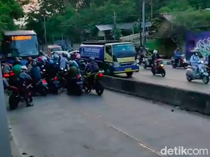 Jangan Ditiru! Pemotor Bongkar Separator TransJ untuk Hindari Razia