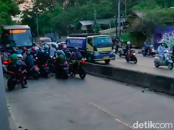 Video sejumlah pemotor menghindari razia di jalur TransJ viral di medsos. Para pemotor nekat putar balik hingga membongkar separator jalur TransJ (busway). (dok Pribadi/Yenny)