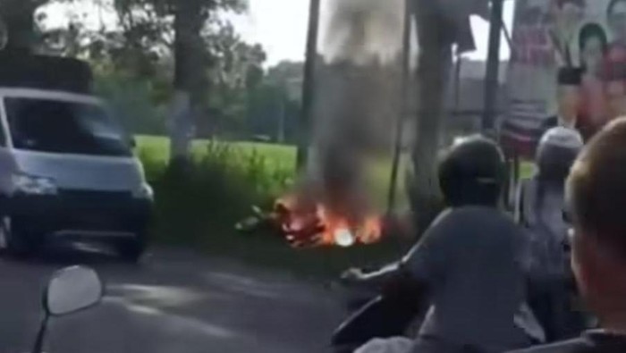 viral motor terbakar karena HP dalam jok
