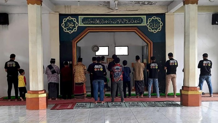 Bekasi Honda Streetfire Club (BHASIC) memperingati hari jadinya yang ke-9 dengan menggelar Bakti Sosial dan berbagi kebahagiaan bersama anak yatim dan Lansia di Bekasi.