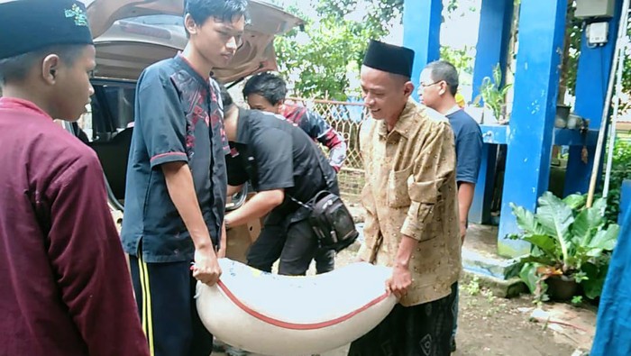 vKala Club Motor Berbagi Kebahagiaan dengan Anak Yatim Bekasi Honda Streetfire Club (BHASIC) memperingati hari jadinya yang ke-9 dengan menggelar Bakti Sosial dan berbagi kebahagiaan bersama anak yatim dan Lansia di Bekasi.
