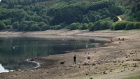 Waduk-waduk di Inggris mengalami penurunan volume air yang sangat signifikan di tengah gelombang panas yang melanda Eropa.