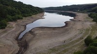 Pemandangan Waduk Scammonden dengan permukaan air yang terus menurun di sebelah barat Huddersfield, Inggris.