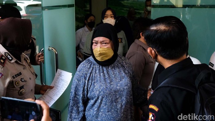 Wajah Sendu Keluarga Korban Kecelakaan Maut Cibubur Keluarga korban kecelakaan maut di Cibubur, Bekasi, mendatangi RS Polri Kramat Jati, Selasa (19/7/2022). Mereka datang sambil menahan kesedihan.