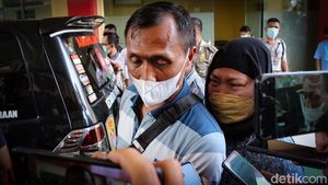 Wajah Sedih Keluarga Korban Kecelakaan Maut Cibubur