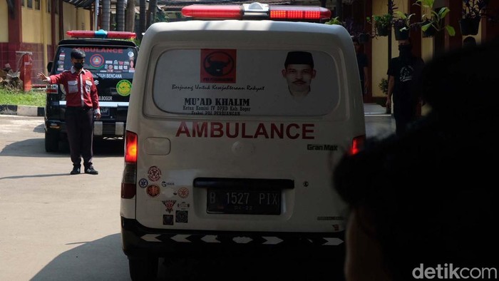 Keluarga korban kecelakaan maut di Cibubur, Bekasi, mendatangi RS Polri Kramat Jati, Selasa (19/7/2022). Mereka datang sambil menahan kesedihan.
