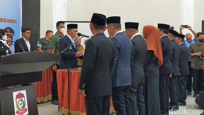Wali Kota Makassar Danny Pomanto melantik direksi dan dewas baru BUMD Makassar.