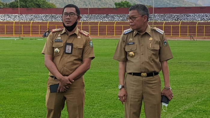 Wali Kota Parepare, Taufan Pawe bersama Kadisporapar Parepare, Amarun Agung Hamka mengecek pembenahan Stadion Gelora BJ Habibie.