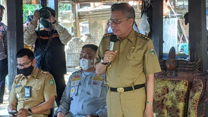 Wali Kota Parepare, Taufan Pawe memberi penjelasan kepada warga sekitar Stadion Gelora BJ Habibie terkait terkait tarif parkir.