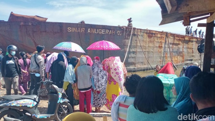 Warga geger dengan mayat tanpa busana mengambang di laut Makassar.