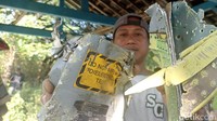 Benturan saat pesawat tempur T-50i Golden Eagle jatuh dan menghempas ke tanah di hutan Blora, diperkirakan sangat keras. Warga bahkan menemukan serpihan-serpihan pesawat hingga berjarak 500 meter dari lokasi jatuh. (Foto: Manik Priyo Prabowo/detikJateng)