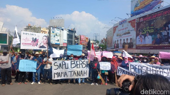 Warga Tanjung Sari, Lampung Selatan protes tanah mereka diduga diserobot mafia tanah.